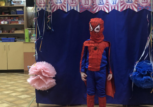 Chłopiec w stroju Spiderman.